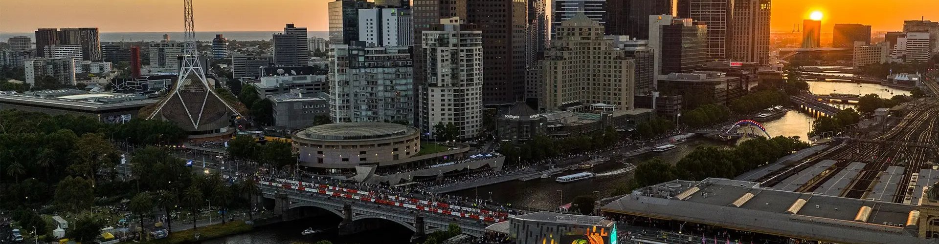 Melbourne, VI, AU skylines at dusk